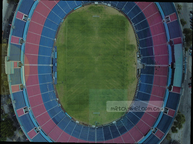 球鞋摩擦地板留下擦痕的局部特写，暗调高对比